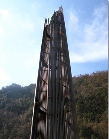 Gioni David Parra – Obelisk of light