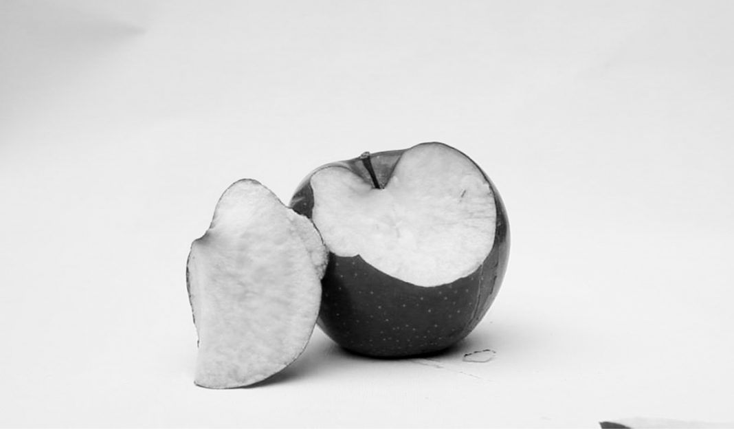 Alessia De Montis – To be apple or not to be applehttps://www.exibart.com/repository/media/eventi/2015/05/alessia-de-montis-8211-to-be-apple-or-not-to-be-apple-1-1068x624.jpg