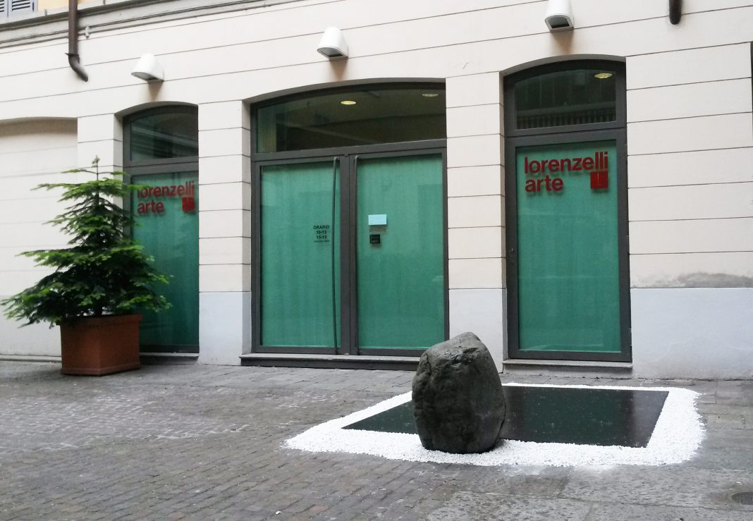 Enrico Castellani / Lee Ufan –  Surfaces et Correspondanceshttps://www.exibart.com/repository/media/eventi/2015/05/enrico-castellani-lee-ufan-8211-surfaces-et-correspondances-1068x739.jpg