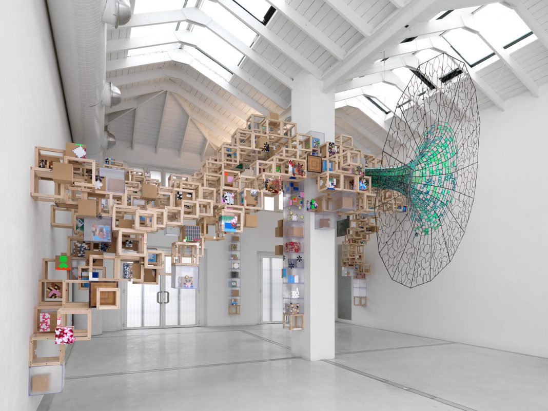 Jacob Hashimoto  –  16.05.2015https://www.exibart.com/repository/media/eventi/2015/06/jacob-hashimoto-8211-16.05.2015-4-1068x801.jpg