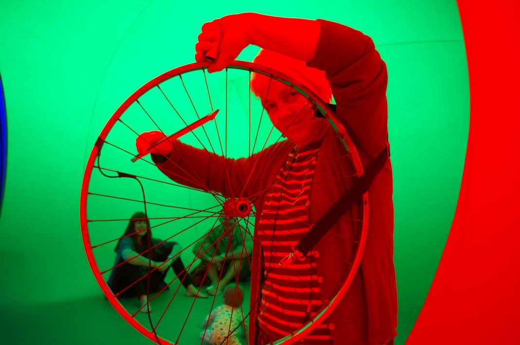 Sylvia Hallett – Wine Songshttps://www.exibart.com/repository/media/eventi/2015/06/sylvia-hallett-8211-wine-songs-1-1068x710.jpg