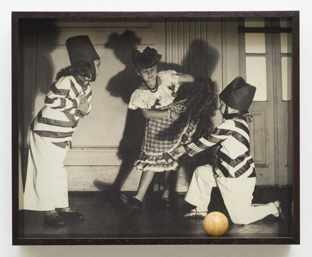 Josè Damasceno – Deambulazione e Divagazionehttps://www.exibart.com/repository/media/eventi/2015/10/josè-damasceno-8211-deambulazione-e-divagazione-1068x882.jpg