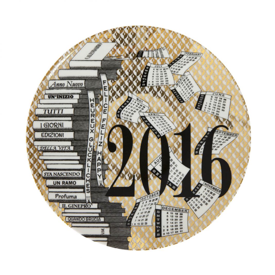 Fornasetti – Calendarium. I piatti calendario di Fornasetti dal 1968 ad oggihttps://www.exibart.com/repository/media/eventi/2015/11/fornasetti-8211-calendarium.-i-piatti-calendario-di-fornasetti-dal-1968-ad-oggi-1068x1068.jpg
