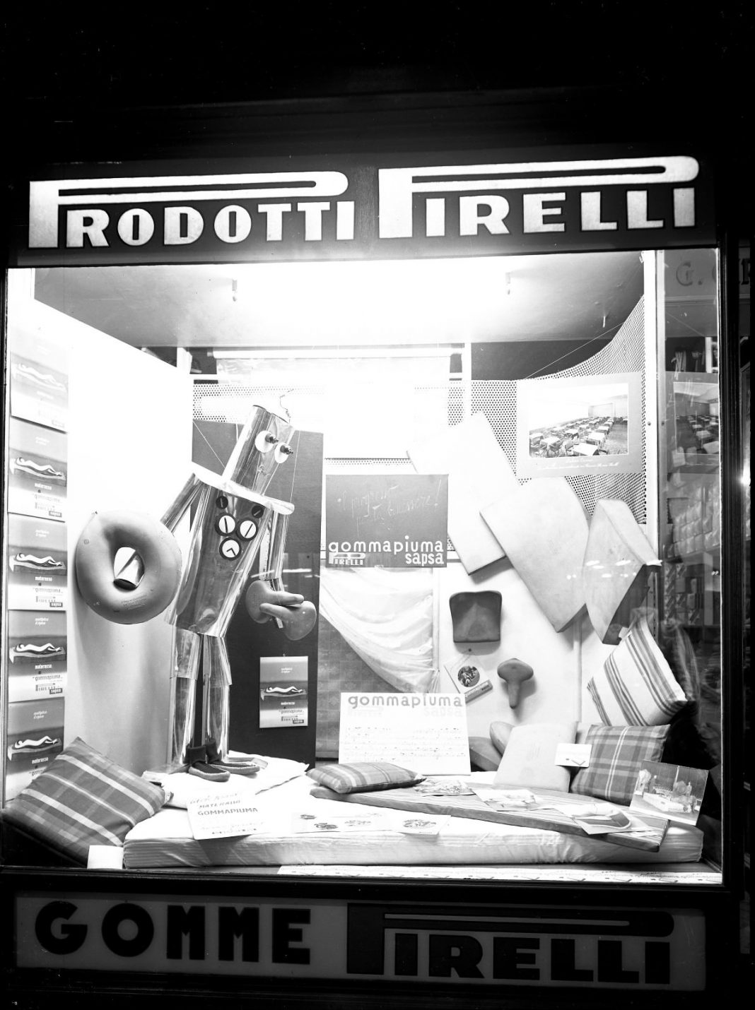Occhi di bottega. Immagini del commercio pavese tra passato e presentehttps://www.exibart.com/repository/media/eventi/2015/11/occhi-di-bottega.-immagini-del-commercio-pavese-tra-passato-e-presente-1068x1430.jpg