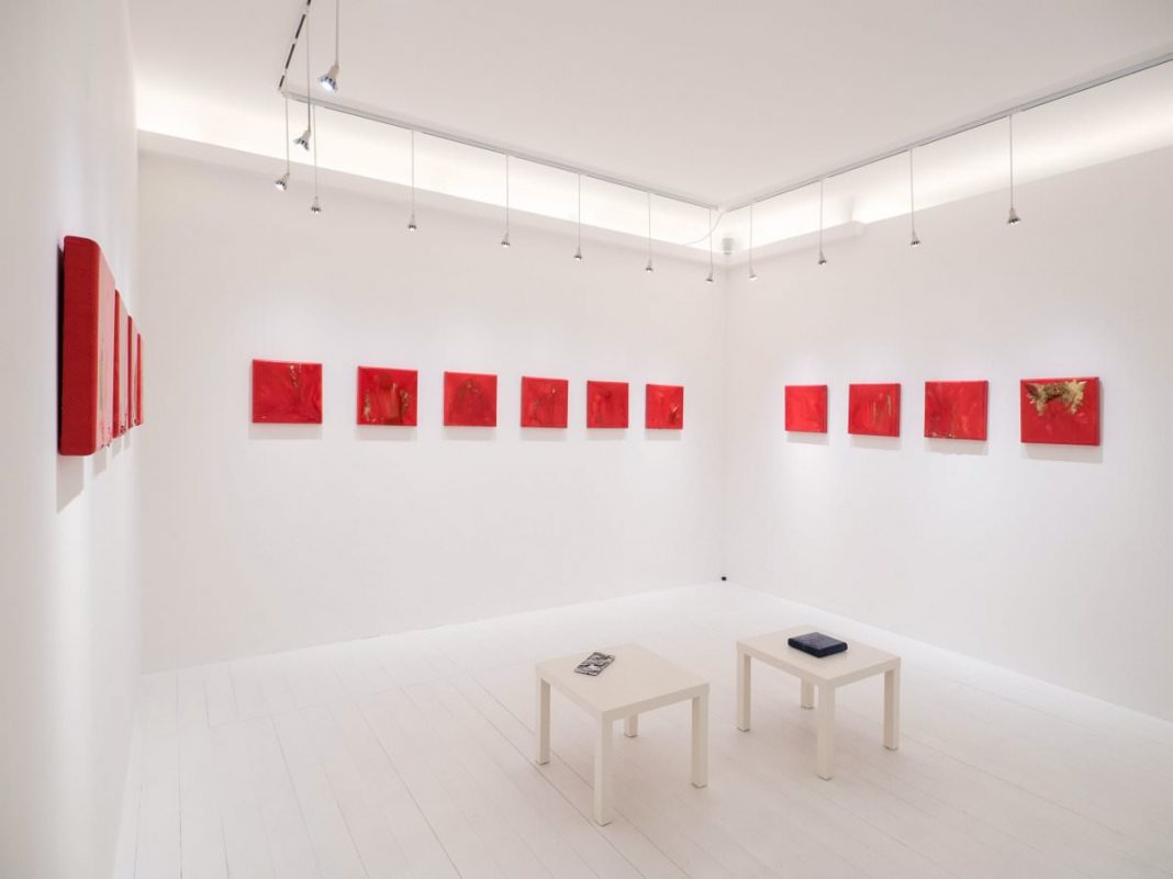 Manuel Carrión – Rosso di sera Amore si sperahttps://www.exibart.com/repository/media/eventi/2016/03/manuel-carrión-8211-rosso-di-sera-amore-si-spera-1068x801.jpg