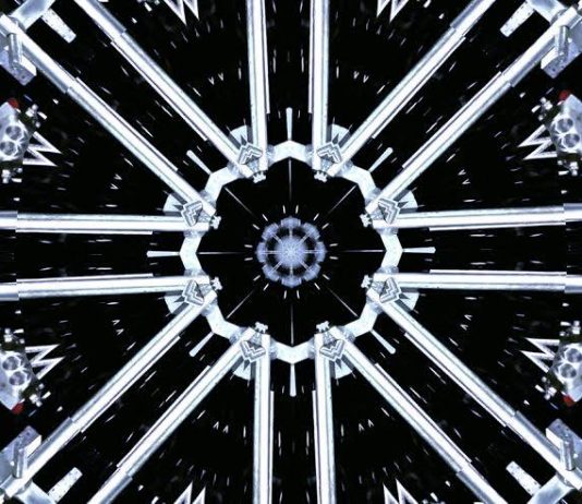 María Verónica León Veintemilla – Gold Water: Apocalyptic Black Mirrors II