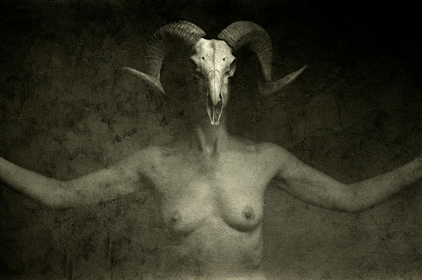 Pietro Bandini / Mauro Casappa – Stabat Mater 15-18, Donne in guerrahttps://www.exibart.com/repository/media/eventi/2016/03/pietro-bandini-mauro-casappa-8211-stabat-mater-15-18-donne-in-guerra.jpg