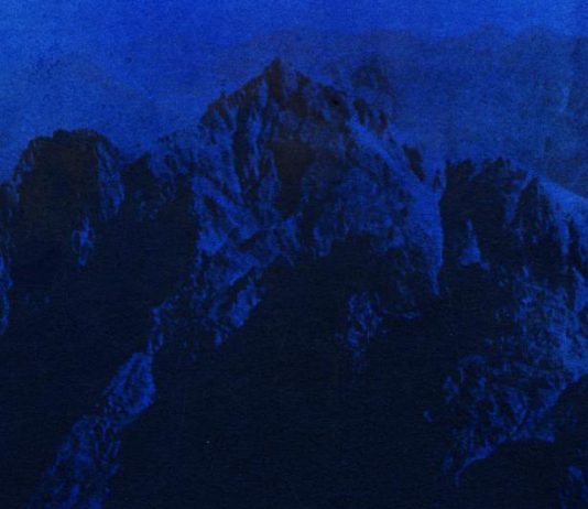 Dietro le montagne il mare