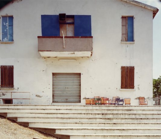Per strada.	Fotografie di Guido Guidi sulla Statale 9