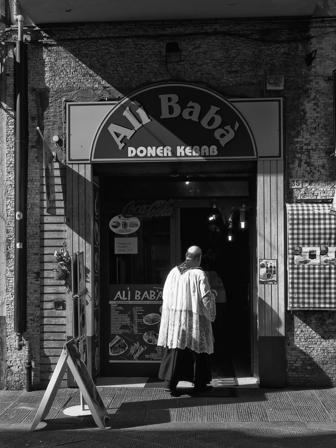 Cesare Salvadeo – Prego Sorridahttps://www.exibart.com/repository/media/eventi/2016/10/cesare-salvadeo-8211-prego-sorrida-1068x1424.jpg