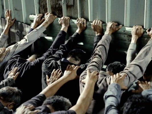 Please come back. Il mondo come prigione?