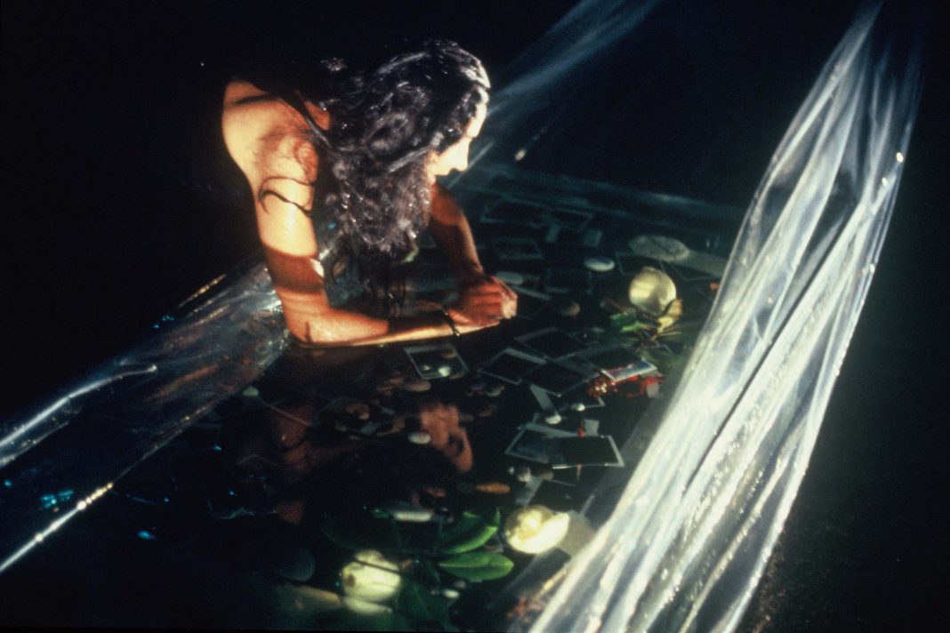 Anna Oberto – Mémoires Liquides Pierres et Cristaux. Écritures à Mesure de Femmehttps://www.exibart.com/repository/media/eventi/2017/03/anna-oberto-8211-mémoires-liquides-pierres-et-cristaux.-Écritures-à-mesure-de-femme-1068x712.jpg