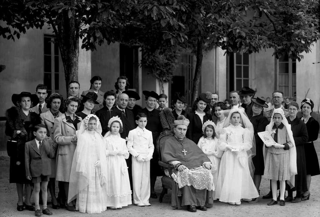 Mi ricordo, sì io mi ricordo…Gruppi fotografici dall’Archivio Chiolinihttps://www.exibart.com/repository/media/eventi/2017/05/mi-ricordo-sì-io-mi-ricordo…gruppi-fotografici-dall’archivio-chiolini-1068x724.jpg