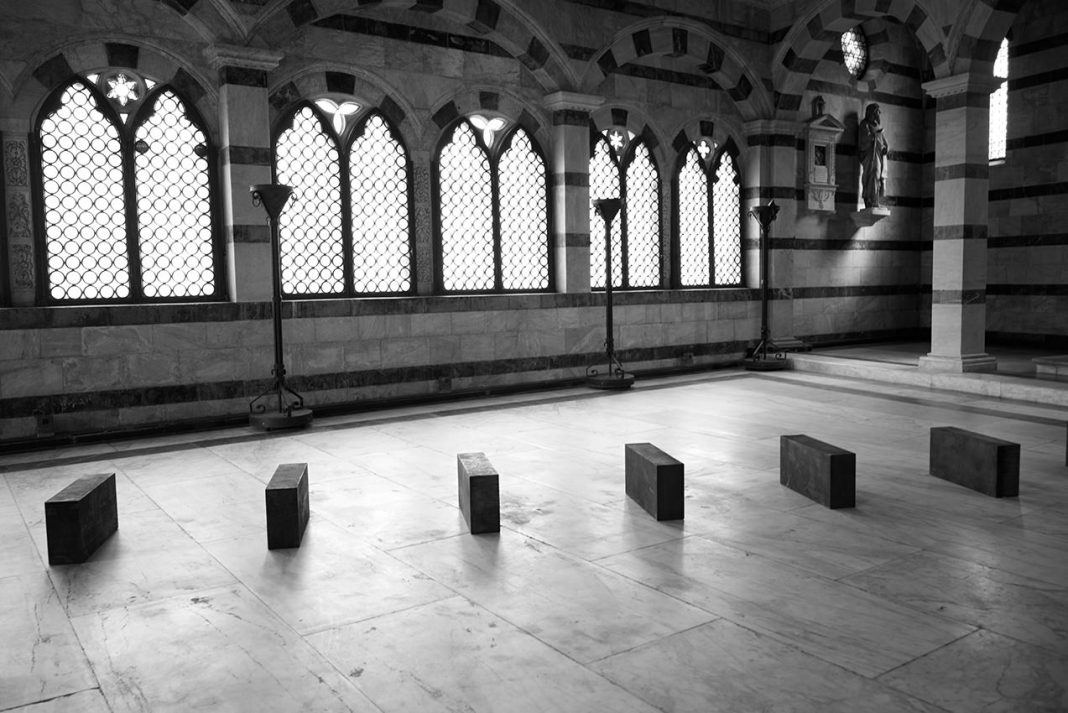 Richard Nonas – … as light through fog… Architectural memory pierced by arthttps://www.exibart.com/repository/media/eventi/2017/07/richard-nonas-8211-…-as-light-through-fog…-architectural-memory-pierced-by-art-1068x713.jpg