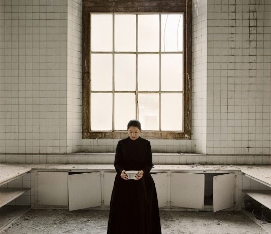 Marina Abramovic – Holding the Milk