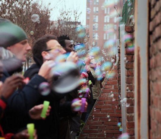 Blow (against the walls)