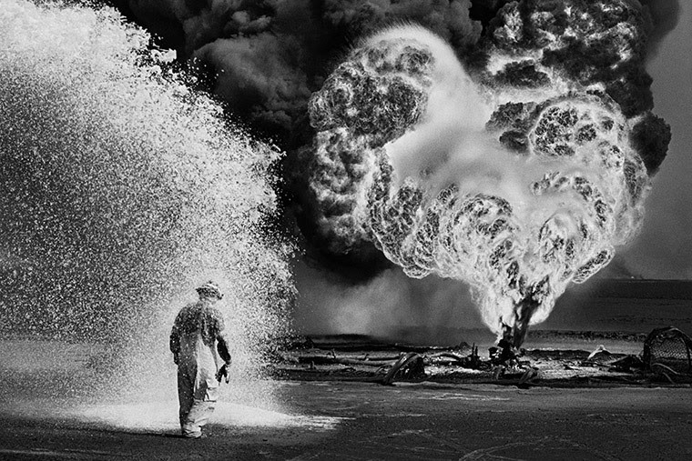 Sebastião Salgado – Kuwait. Un deserto in fiammehttps://www.exibart.com/repository/media/eventi/2017/10/sebastião-salgado-8211-kuwait.-un-deserto-in-fiamme.jpg