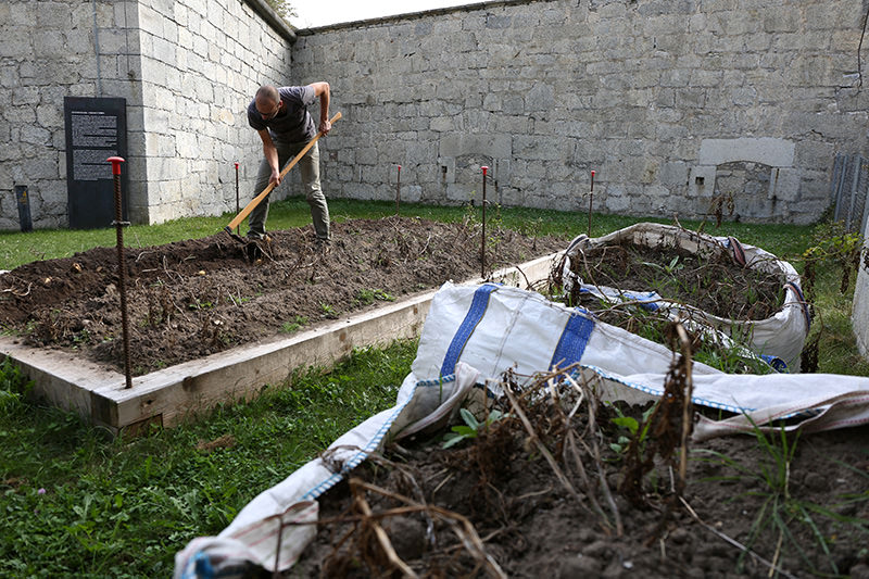 Hannes Egger – Pomme de Guerrehttps://www.exibart.com/repository/media/eventi/2017/11/hannes-egger-8211-pomme-de-guerre.jpg
