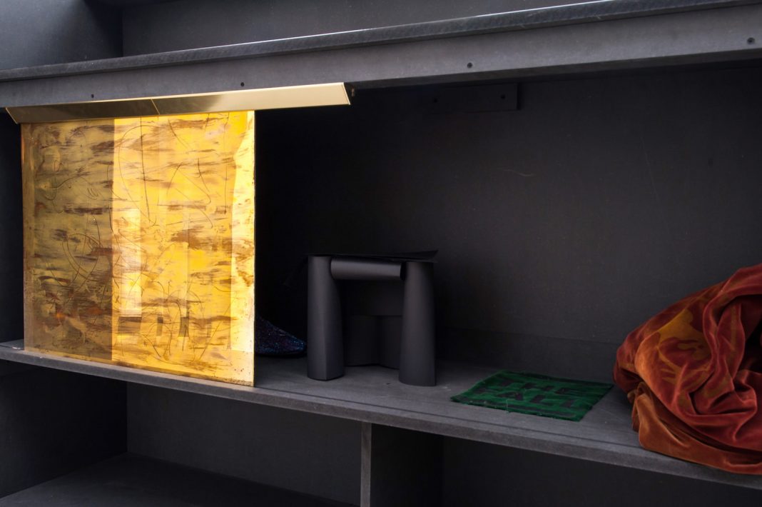 Ola Vasiljeva – Qualcuno si è seduto sulla mia sediahttps://www.exibart.com/repository/media/eventi/2018/01/ola-vasiljeva-8211-qualcuno-si-è-seduto-sulla-mia-sedia-1068x710.jpg