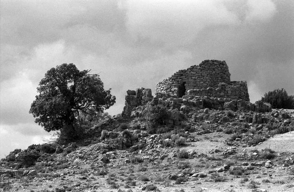 Un fotografo in viaggio. Gianni Berengo Gardin e la Sardegna nuragicahttps://www.exibart.com/repository/media/eventi/2018/04/un-fotografo-in-viaggio.-gianni-berengo-gardin-e-la-sardegna-nuragica.jpg