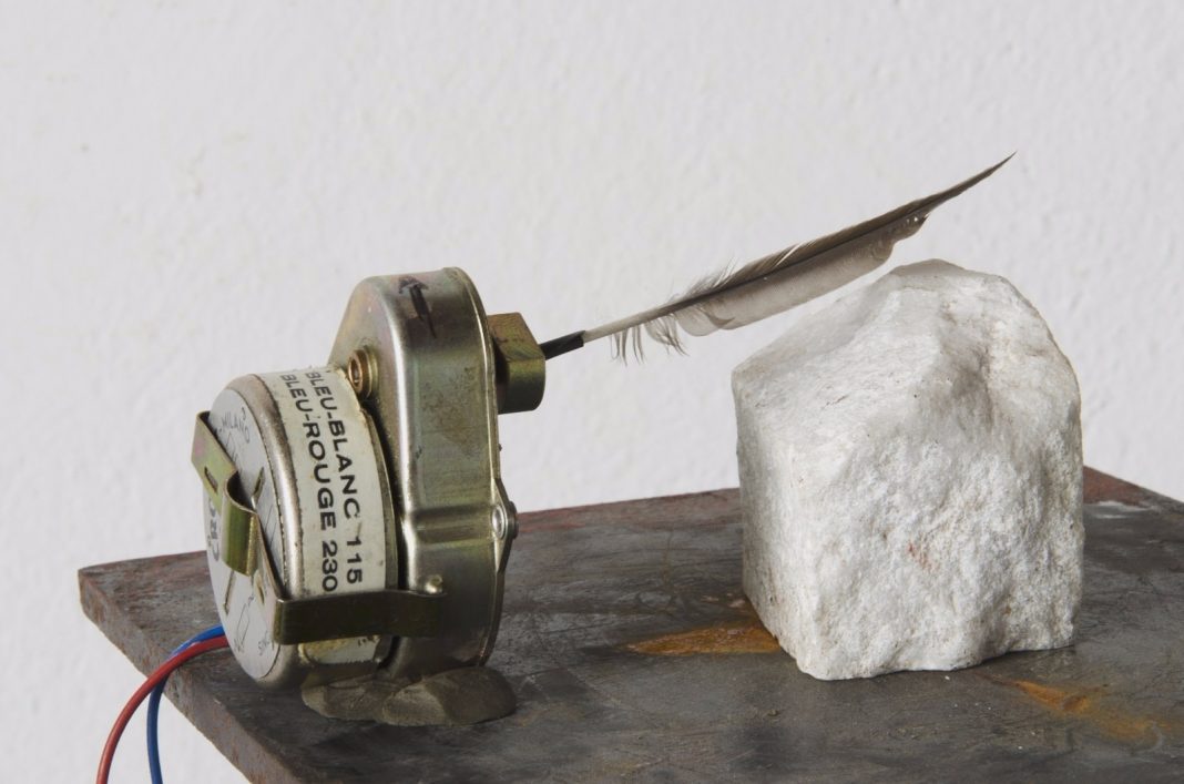 Massimo De Caria – Sculture, rumori e partiture musicalihttps://www.exibart.com/repository/media/eventi/2018/05/massimo-de-caria-8211-sculture-rumori-e-partiture-musicali-1-1068x707.jpg