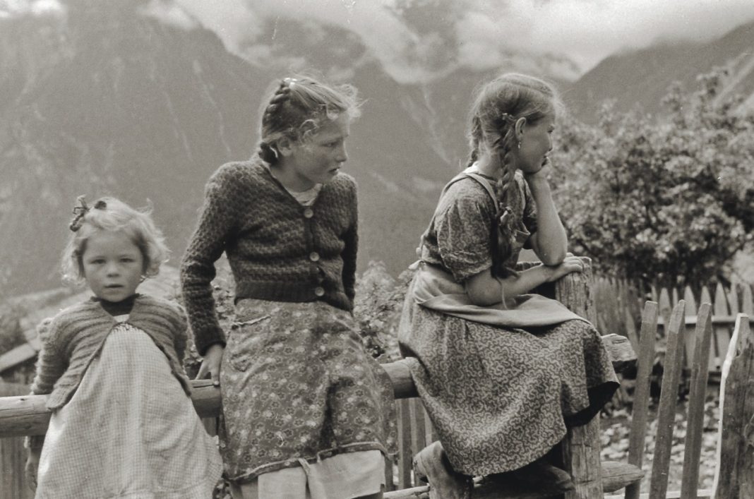 Erika Hubatschek – Women Frauenhttps://www.exibart.com/repository/media/eventi/2018/06/erika-hubatschek-8211-women-frauen-1068x707.jpg