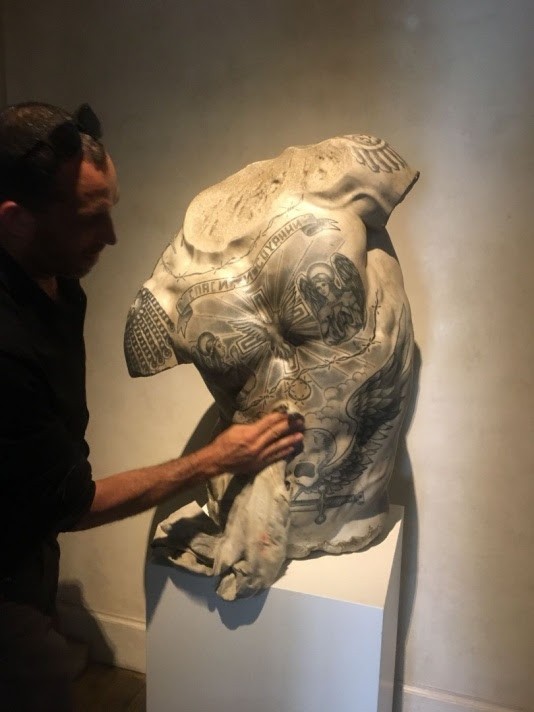 Fabio Viale – Kouroshttps://www.exibart.com/repository/media/eventi/2018/07/fabio-viale-8211-kouros.jpg