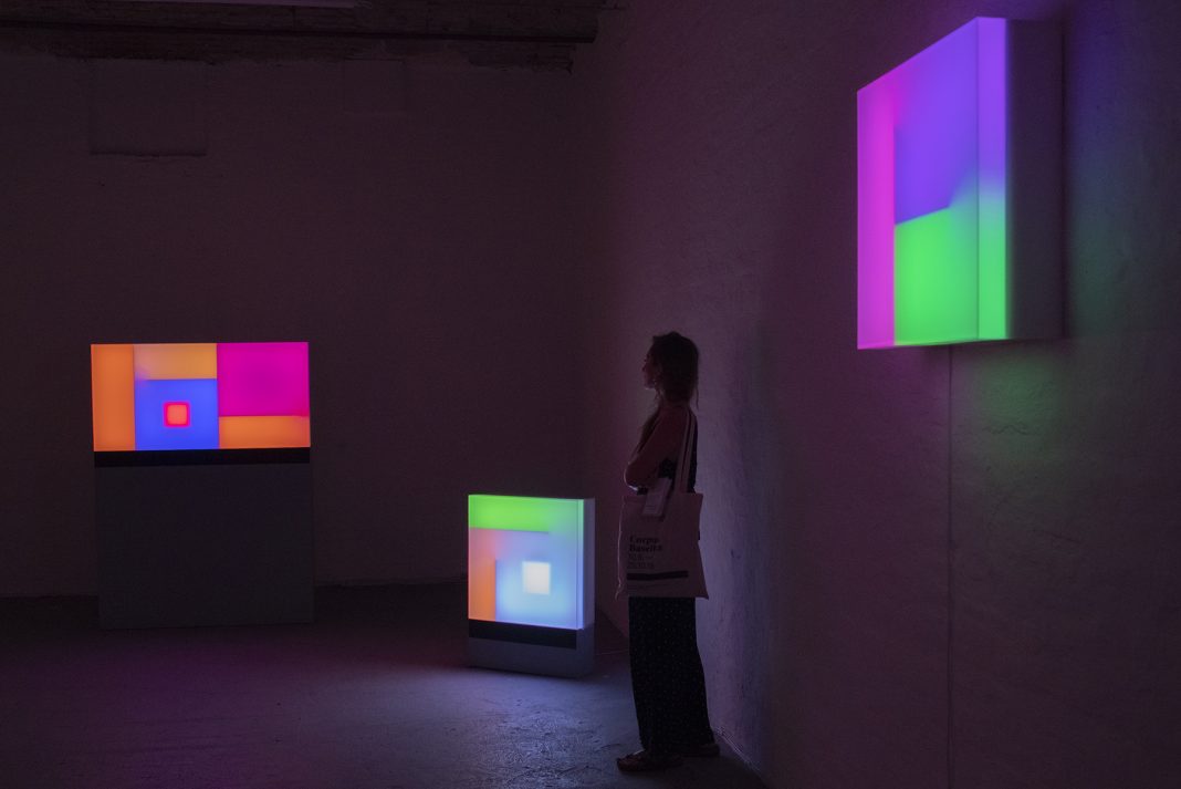 Brian Eno – Ambient Paintingshttps://www.exibart.com/repository/media/eventi/2018/09/brian-eno-8211-ambient-paintings-1068x713.jpg