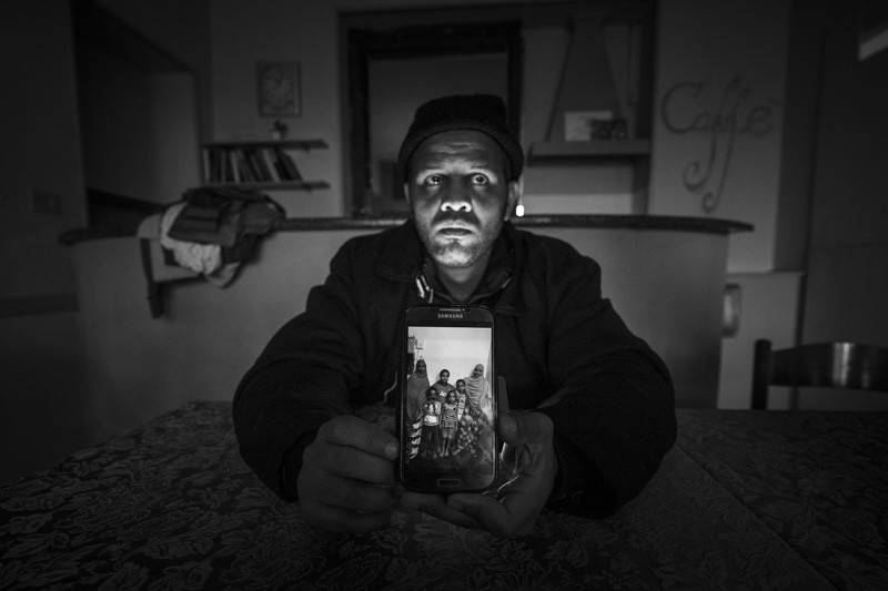 Giovanni Mereghetti – Hotel Bel Sit. Storie di migrantihttps://www.exibart.com/repository/media/eventi/2018/09/giovanni-mereghetti-8211-hotel-bel-sit.-storie-di-migranti.jpg