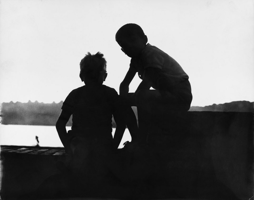 Pino Pascali – Fotografiehttps://www.exibart.com/repository/media/eventi/2018/10/pino-pascali-8211-fotografie-1068x839.jpg