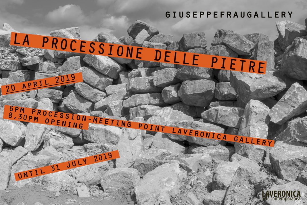 Proloco #3 – La Processione delle Pietrehttps://www.exibart.com/repository/media/eventi/2019/04/proloco-3-–-la-processione-delle-pietre-1-1068x713.jpg