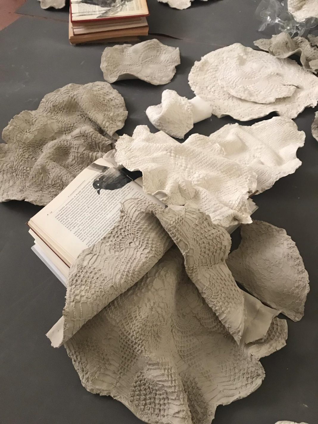 Ekaterina Panikanova – Attraversando il mio giardinohttps://www.exibart.com/repository/media/eventi/2019/05/ekaterina-panikanova-8211-attraversando-il-mio-giardino-1068x1424.jpg