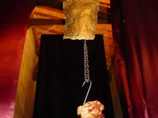 CORPUS - istallazione 2005 (2-5 giugno)
_________________________
realizzata sotto il porticato della "Chiesa della Madonna del Carmine" di Peccioli (PI) utilizzando drappi, catene, scultura paperclay e cuore di vitello "fresco"