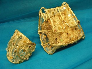 bracciale e borsa in metallo e rete metallica