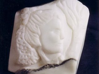 "ELEGANZA",opera in marmo bianco di Carrara con inclusione naturale.