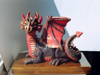 CUCCIOLO DI DRAGO - scultura realizzata con impasto di caolino e ceramiche, dipinta con acrilici da S. Marchesini (07/2004)