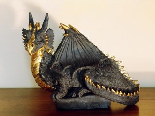 DRAGO in foglia d'oro - Scultura di drago realizzata con ceramica di Sevres (Francia) e doratura al bolo armeno con foglia d'oro zecchino. (05/2004)