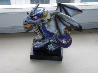 "CUCCIOLO DI DRAGO D'ARGENTO"
(lavoro su commissione)

Scultura realizzata con argilla rossa pirofila di Montelupo (Toscana). Dipintura con acrilici (areografo e pennello). Montato su piano in legno di Ebano. Realizzato nel gennaio 2008.