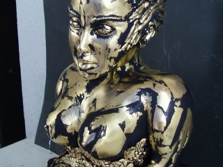 "MADRE TERRA"
Scultura in ceramica di Sevres, con applicazione di foglia d'oro su base acrilica grigio paynè, montata su massello di abete rosso laccato con gommalacca.
H = 40 cm. x base 20 cm.
Esposta in una collettiva a Torino, dal 11/09 al 27/09.