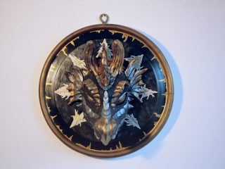 MASCHERA DI DRAGO DEL KAOS - realizzata con ceramica di Sevres (Francia), dipinta con acrilici. Montata su scudo in legno massello dipinto da S. Marchesini, raffigurante 8 freccie divergenti del simbolo del Kaos (03/2005).
IN VENDITA