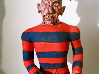 Freddy Kruger - il male 
Divo dannato del cinema Horror contemporaneo.
Realizzato con argilla rossa di Montelupo e dipinto da S. Marchesini con acrilici.
(11/2004)