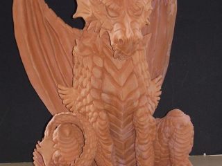 DRAGO GUARDIANO 
Dragone realizzato in argilla rossa di Montelupo (Toscana), in attesa di dipintura con acrilici, (10/2005, H = 50 cm)