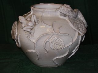 - ARTE ANIMALISTA -
SCENA DI CACCIA PALUSTRE
"il serpente e la rana", scultura su vaso in caolino ceramico, smaltato a secondo fuoco con il bianco a effetto "craquele".
Realizzato nel marzo 2008