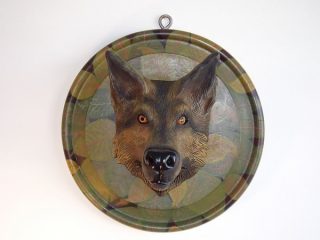 "WOLFEN che emerge dal fitto fogliame del bosco..."

Testa di lupo in ceramica di Sevres (Francia) dipinto con acrilici da Samantha Marchesini.
Montato su pannello in legno di noce 
(D = 40 cm.) dipinto con acrilici da Gianpiero De Salvo - 12/2005