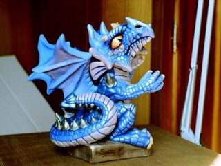 CUCCIOLO DI DRAGO CERULEO
Realizzato con ceramica di Sevres (Francia) e dipinto con acrilici da Samantha Marchesini (05/2005)
