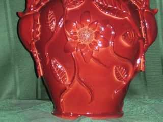 - ARTE ANIMALISTA -
INSETTI, RAMI, FOGLIE E FIORI.
"Scarabei Rinoceronte"
Scultura su vaso in caolino ceramico, smaltato a secondo fuoco con smalto bordeaux.
Realizzato nell'aprile 2008.