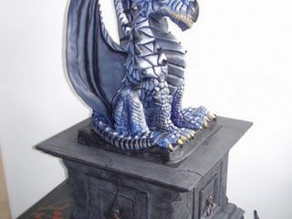 "SILVER-DRAGON"
Scultura di Drago in ceramica di Sevres dipinto con acrilici, posizionato su un capitello in legno con cassetto frontale diviso in tre scomparti interni foderati in velluto nero. Realizzato tra fine 2006 e inizio 2007.
IN VENDITA