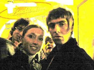5 febbraio 2006
La mia ragazza e Liam che guardano la mia band al be bop...dietro di lei è comparsa l'anima di lennon !!!!