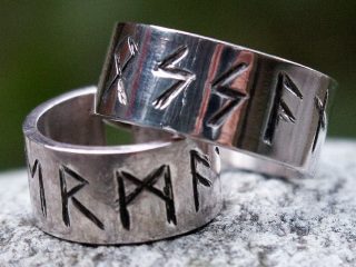 Fedi runiche
argento 925
incise con il nome tradotto in lettere runiche