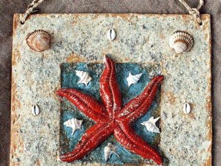 YEMANJA'
La dea del Mare
La grande Madre primordiale
L'Acqua da cui nasce la Vita
Formella 40 x 40 cm
Ceramica, conchiglie, raffia.